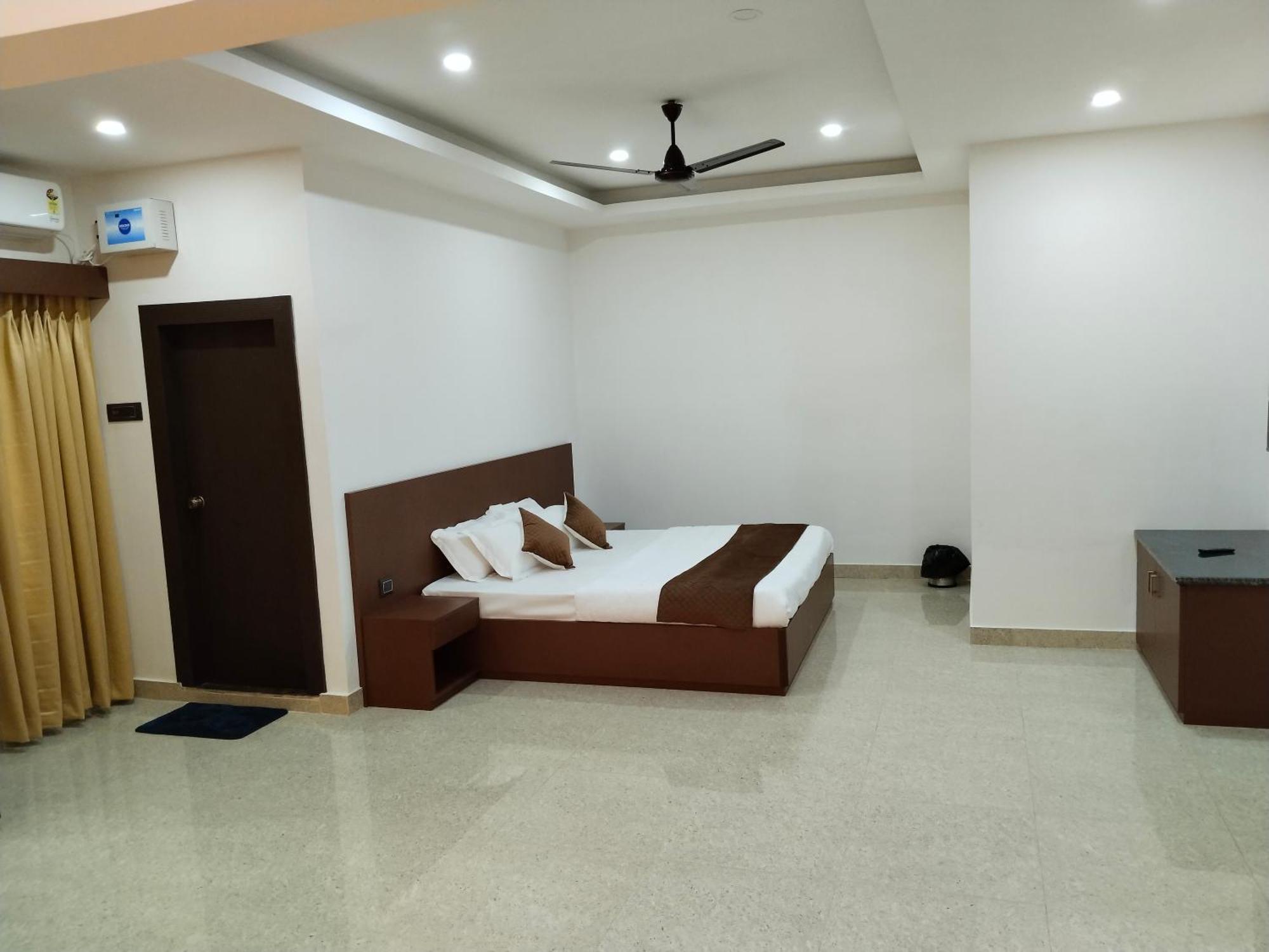 Griha Laxmi Hotel Дибругарх Экстерьер фото